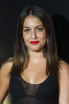 Hiba Abouk con melena lisa y labios rojos