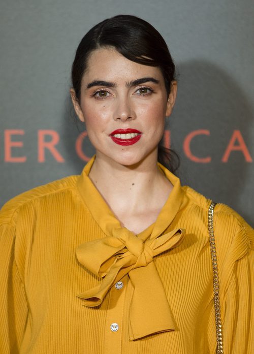 Rocío León con coleta baja y labios rojos