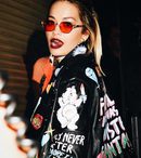 Rita Ora con coleta alta y labios borgoña