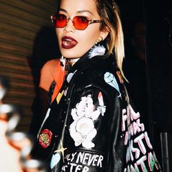 Rita Ora con coleta alta y labios borgoña