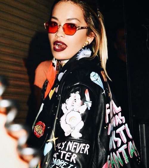 Rita Ora con coleta alta y labios borgoña