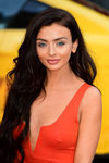 Kady McDermott con sombra de ojos plateada y cabello ondulado