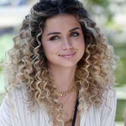 Ana de Armas con melena extra rizada