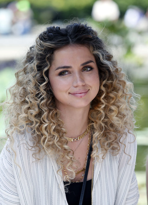 Ana de Armas con melena extra rizada