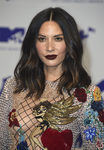 Olivia Munn con sombras de ojos naturales y labios marrones