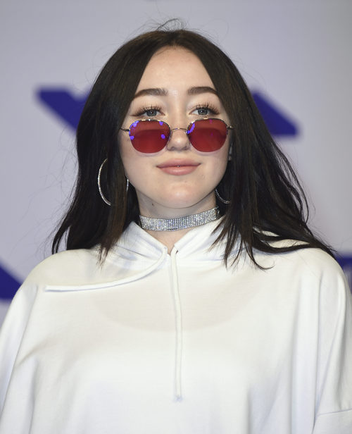 Noah Cyrus con gafas redondas rojas y maquillaje natural