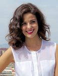 Marta Torné con melena midi ondulada y labios fucsia