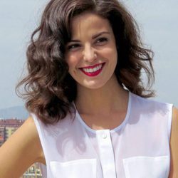 Marta Torné con melena midi ondulada y labios fucsia