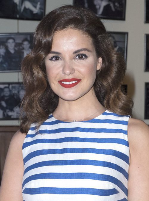Marta Torné con cabello ondulado y labios rojos