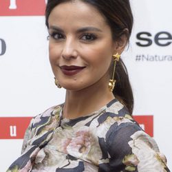 Marta Torné con coleta baja y raya en medio