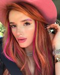 Bella Thorne con purpurina en las cejas y ojos