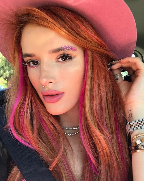 Bella Thorne con purpurina en las cejas y ojos