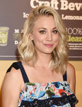 Kaley Cuoco con delineado azul y rosa