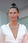 Bianca Balti con moño alto y delineado blanco