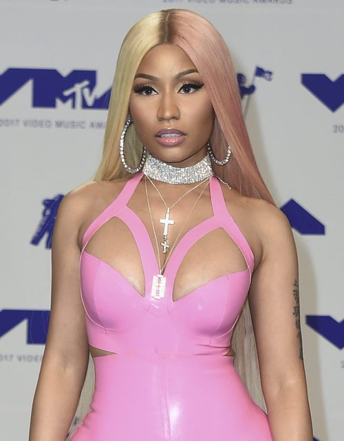 Nicki Minaj con extensiones rubias y rosas y marcado delineado