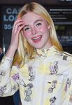 Elle Fanning con la melena suelta y mucho rubor en las mejillas