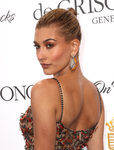 Hailey Baldwin con moño alto de bailarina con efecto mojado