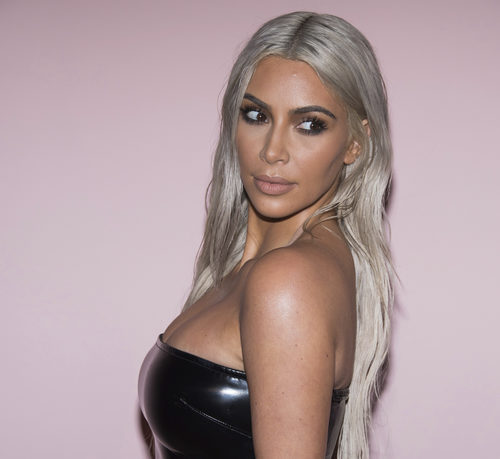 Kim Kardashian en el desfile de Tom Ford con una melena gris ceniza