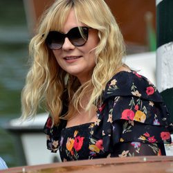 Kirsten Dunst llegando a la Mostra 2017 sin cepillarse el pelo
