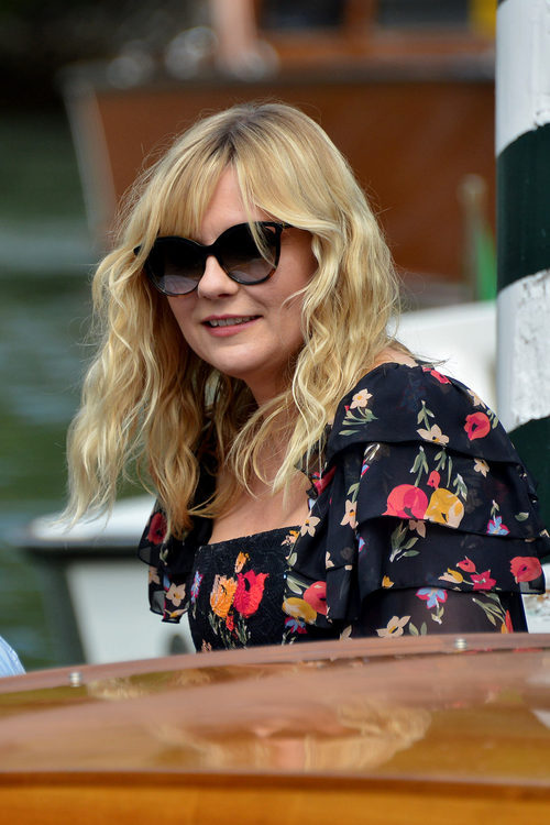 Kirsten Dunst llegando a la Mostra 2017 sin cepillarse el pelo