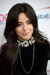 Camila Cabello apuesta por un acabado aterciopelado para su piel
