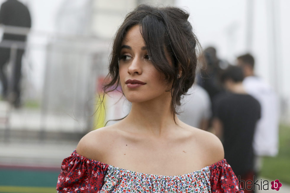 Camila Cabello unifica su rostro con una base muy natural