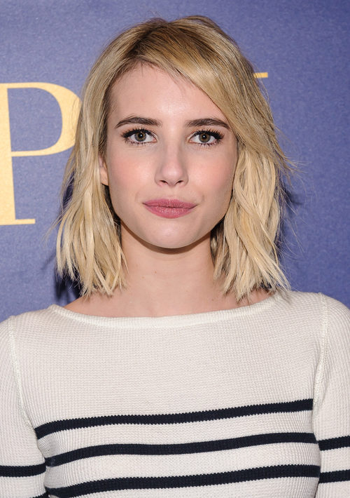 Emma Roberts con melena short bob rubia ondulada