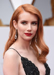 Emma Roberts con melena pelirroja y ondas al agua