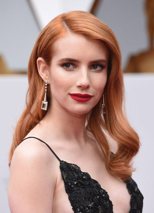 Emma Roberts con melena pelirroja y ondas al agua