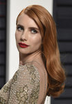 Emma Roberts con melena pelirroja y peinado clásico