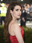 Emma Roberts con melena castaña larga con extensiones