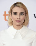 Emma Roberts con corte short bob rubio
