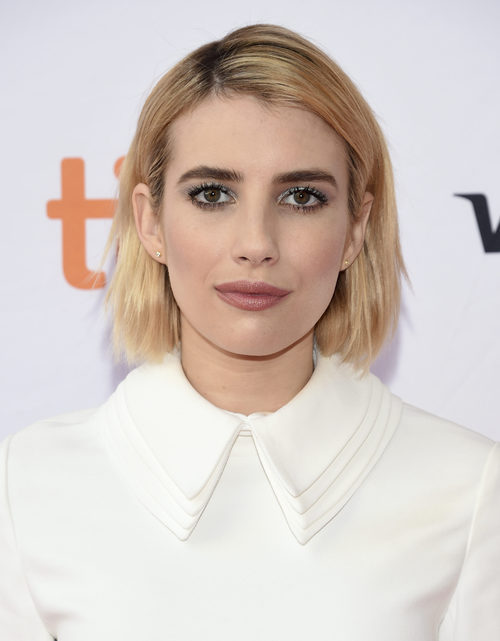 Emma Roberts con corte short bob rubio