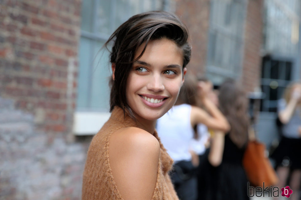Sara Sampaio apenas maquillada