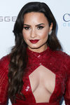 Demi Lovato con los labios rojo pasión