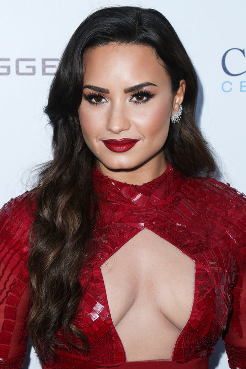 Demi Lovato con los labios rojo pasión