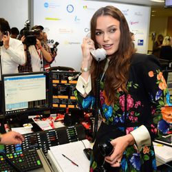 A Keira Knightley le encanta presumir de su belleza natural