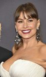 Sofía Vergara luce flequillo durante los Emmy Awards 2017