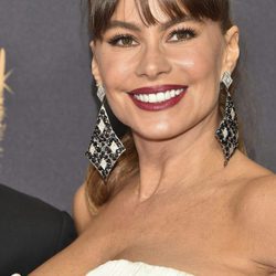 Sofía Vergara luce flequillo durante los Emmy Awards 2017