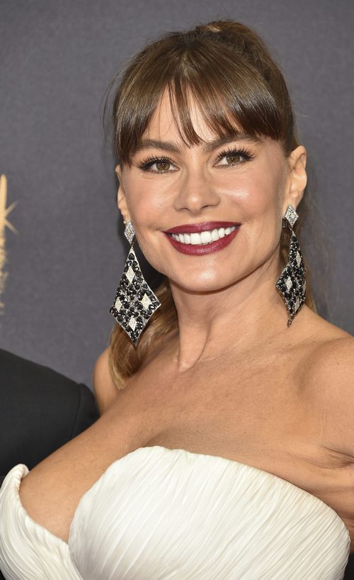 Sofía Vergara luce flequillo durante los Emmy Awards 2017
