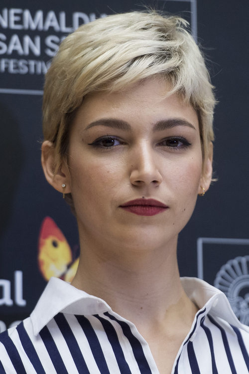 Úrsula Corberó cambia a un corte de cabello bob de color platino