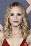 Halston Sage con la melena ondulada en la Fox Fall Party de París 2017