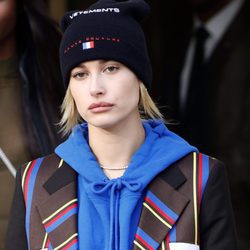 Hailey Baldwin con maquillaje natural y gorro cubriendo su pelo