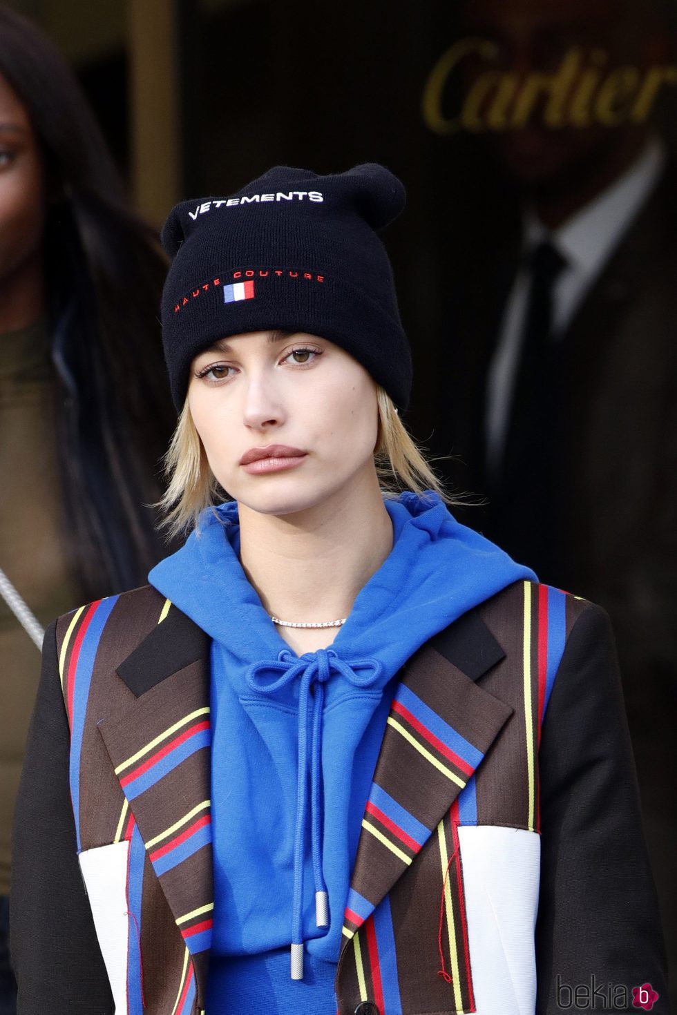 Hailey Baldwin con maquillaje natural y gorro cubriendo su pelo