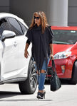 Halle Berry con la melena al viento haciendo recados por Los Angeles