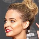 El moño 'messy bun' de Laura Escanes para los Premios Planeta