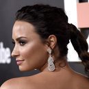 Demi Lovato con pestañas de vértigo en la presentación de su película 'Demi Lovato: Simply Complicated'