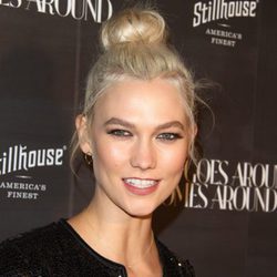 Karlie Kloss con un moño despeinado en el aniversario de 'What Goes Around Comes Around'