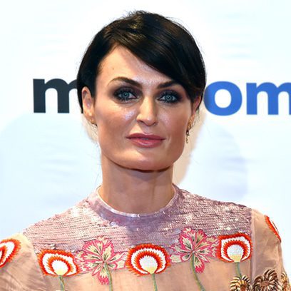 Lyne Renée con brillo rosa en la cara en la MIPCOM Opening Party en Cannes