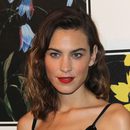 Alexa Chung con labios rojo pasión en la presentación de la colección de 'ERDEM x H&M'
